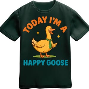 Könnte beinhalten: Dunkelgrünes T-Shirt mit einer Cartoon-Gans mit grüner Krawatte. Der Text "TODAY I'M A HAPPY GOOSE" ist in Orange und Türkis gedruckt. Die Gans ist gelb und lächelt, mit zwei kleinen Sternen auf beiden Seiten.
