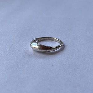 Geschwungener Ring aus Sterlingsilber - Handgemachter polierter Ring, minimalistischer Unisex-Schmuck
