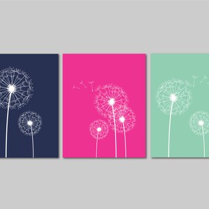 以下が含まれることがあります： 異なる色の背景に白いタンポポのイラストが描かれた正方形のキャンバスが3枚。左側のキャンバスは紺色、中央のキャンバスは濃いピンク、右側のキャンバスは薄い緑色です。
