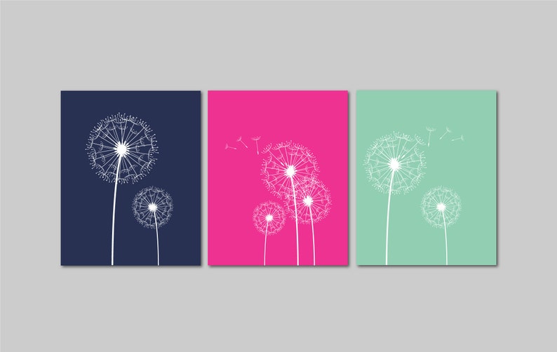 以下が含まれることがあります： 異なる色の背景に白いタンポポのイラストが描かれた正方形のキャンバスが3枚。左側のキャンバスは紺色、中央のキャンバスは濃いピンク、右側のキャンバスは薄い緑色です。