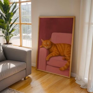 Stampa artistica "Sofà Siesta Cat" - Un curioso gatto soriano arancione che dorme su un divano rosa - Decorazione da parete in stile vintage per gli amanti dei gatti