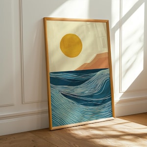 Könnte beinhalten: Ein gerahmter, rechteckiger Kunstdruck mit einer stilisierten Landschaft, die eine große gelbe Sonne, einen cremefarbenen Himmel und einen dunkelblauen Ozean mit weißen, linienförmigen Wellen zeigt. Am Horizont befindet sich eine pfirsichfarbene Form.