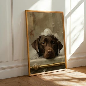Könnte beinhalten: Gerahmter Kunstdruck eines braunen Labrador Retrievers in einer Badewanne, umgeben von Seifenblasen. Der Kopf des Hundes ist über dem Wasser zu sehen. Das Kunstwerk hat einen Vintage-Stil mit einem goldenen Rahmen.