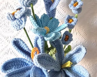 Ramo de flores azules de crochet hecho a mano / Arreglo floral de punto / Flores de hilo únicas