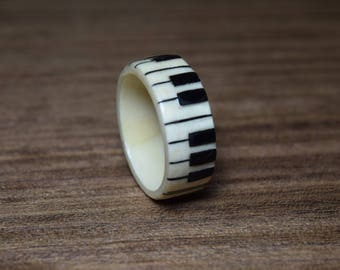 Moonlight - Anneau de clavier de piano en bois courbé fait à la main à partir de bois de houx blanc avec accent de clé en bois d'ébène. Bague de mariage, bague en bois courbé, bague en bois