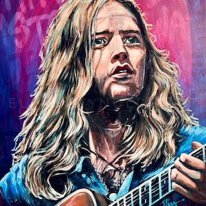Puede incluir: Pintura al óleo de un músico con pelo largo y rubio, tocando una guitarra acústica marrón. La pintura tiene una paleta de colores vibrantes con tonos de azul, morado y rosa en el fondo. El músico lleva una camisa azul.