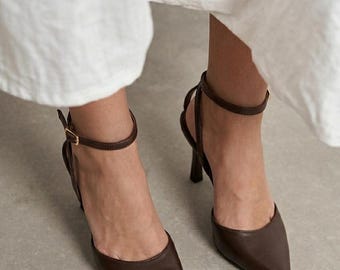 Trouwschoenen dames | Bruidsschoenen | Bruine enkelbandje hakken | Hoge hakken | Hakken met spitse neus | Handgemaakte schoenen