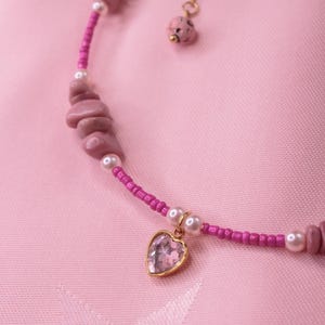 Pierre gemme rose de rhodochrosite | Collier coeur doré | Tour de cou inspiré de l&#39;an 2000 | Sans fermoir | Bijoux de base princesse