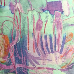 Könnte beinhalten: Abstrakte Textilkunst mit einer Mischung aus Farben. Das Design zeigt eine Mischung aus Pinselstrichen und Linien in Grün-, Lila-, Blau-, Rot- und Orangetönen. Das Kunstwerk hat ein strukturiertes Aussehen, das auf ein Gewebe oder Textilmedium hindeutet.