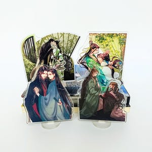 Puede incluir: Una tabla de cortar de madera hecha a mano con un acabado natural. La tabla rectangular presenta un surco para jugos y un asa. Dimensiones: 45,7 cm de largo, 30,5 cm de ancho y 2,5 cm de grosor.