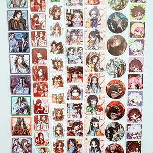 Puede incluir: Una hoja de pegatinas coloridas con ilustraciones de estilo anime de varios personajes. Las pegatinas tienen formas cuadradas y circulares, con ilustraciones detalladas y colores vibrantes. Los diseños incluyen personajes con ropa tradicional y varias poses.