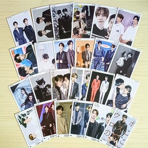 Könnte beinhalten: Eine Sammlung rechteckiger Fotokarten mit verschiedenen Personen in unterschiedlichen Posen und Outfits. Die Karten zeigen eine Reihe von Farben, darunter Schwarz, Weiß und Grautöne, wobei einige Karten japanischen Text aufweisen.