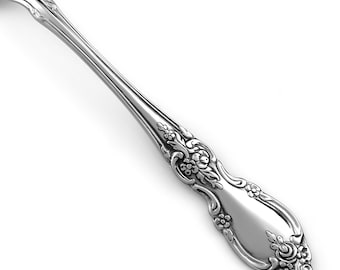 Può includere: Un manico di cucchiaio in metallo color argento con un intricato motivo floreale in rilievo. Il design presenta foglie scolpite e piccoli fiori lungo i bordi e l'estremità arrotondata, con una finitura liscia e lucida al centro.