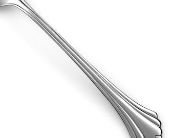 Peut inclure: Un manche de cuillère en métal argenté poli présentant une tige fine et allongée avec une série de rainures verticales sur toute sa longueur, se terminant par une base évasée et festonnée avec un motif décoratif en forme de coquille.