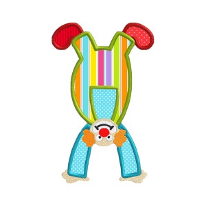 Può includere: Un clown dei cartoni animati sta in piedi sulle mani con le gambe in aria. Il clown indossa una camicia a righe, pantaloni blu con pois bianchi e un naso rosso. Il clown ha i capelli arancioni e le sopracciglia rosse.