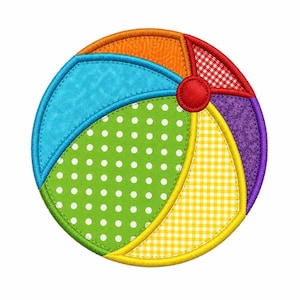 Peut inclure: Un ballon de plage coloré avec des sections orange, bleu, vert, jaune, violet et rouge. La section verte a des pois blancs et la section rouge a un motif vichy. Un bouton rouge est au centre.