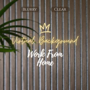 Może przedstawiać: Wirtualne tło z drewnianymi panelami i tekstem "Virtual Background Work From Home" w stylowej czcionce. Zielona roślina znajduje się w lewym górnym rogu. Słowa "BLURRY" i "CLEAR" znajdują się u góry.