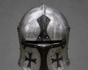 Handgjord stålhjälm i korsfarare, tempelriddarrustning, huvudbonad, gotisk reenactment-kostym