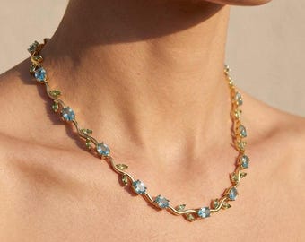 Collar con colgante de enredadera chapado en oro y piedras preciosas, joyería nupcial inspirada en la naturaleza.