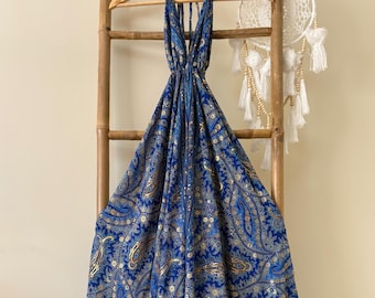 Abito boho-chic leggero e fluido, abito blu con schiena scoperta, abito lungo con dettagli dorati, abito estivo con motivo paisley.