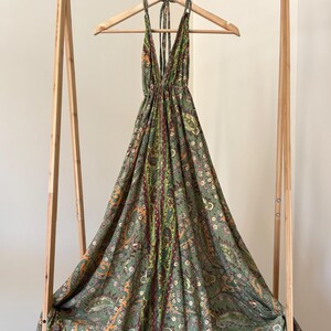 Khakigroene jurk met open rug, zwierige en lichte zomerjurk, maxi-jurk in boho-chique stijl, boho-jurk met halterhals.
