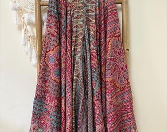 Pantalones fluidos de estilo bohemio, estampado paisley vibrante, tonos rojos, pantalones veraniegos fluidos, perfectos para festivales y vacaciones.