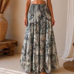 Falda larga estilo boho azul grisáceo con cintura elástica, estampado abstracto dorado y paneles superpuestos, falda de verano ligera y fluida, estilo boho chic.