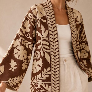 Geborduurd bruin katoenen jasje, boho jasje in kimonostijl met bloemenprint en zakken, casual jasje om in laagjes te dragen.
