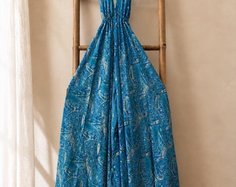 Abito boho-chic, abito leggero e svolazzante, abito blu con schiena scoperta, abito lungo, abito estivo con motivo paisley.