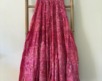 Falda larga estilo boho, estampado floral, tonos rosa y dorado, ligera y fluida, elegante, veraniega, cómoda, estilo boho.