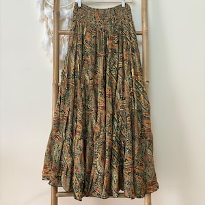 Lange Indiase boho-rok, tinten groen, paisleyprint, vloeiend en licht, met verstelbare taille, one size fits all