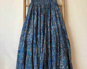 Gonna lunga boho, stampa floreale paisley, diverse tonalità di blu, gonna fluida e leggera, vita regolabile, taglia unica, outfit estivo in stile bohémien.