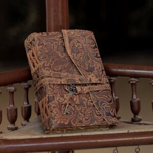 Diario in pelle marrone vintage con carta vintage con bordo frastagliato - Diario ricaricabile in rilievo 5x7 con chiave - Quaderno in pelle fatto a mano, regalo