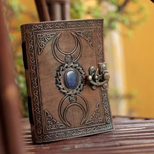 Handgefertigtes Leder Tagebuch mit Edelsteinen - 5 x 7 Inch geprägtes Spellbook | Handgemachtes Grimoire mit Büttenpapier | Personalisierte Geschenke,