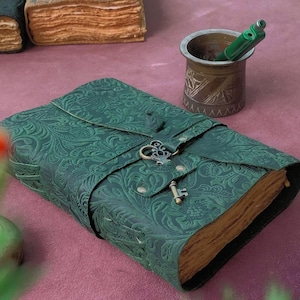 Diario in pelle verde anticato con carta vintage con bordo frastagliato – Diario ricaricabile in rilievo 5x7 con chiave – Quaderno in pelle fatto a mano, regalo