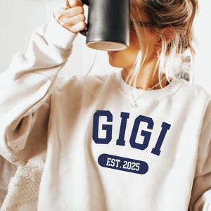 Sudadera personalizada para abuela - Gigi Varsity EST - Elige tu año - Regalo para ser Gigi - Revelación de embarazo - Sudadera unisex de cuello redondo
