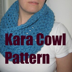 Könnte beinhalten: Ein blauer Häkel-Kragen mit dem Text "Kara Cowl Pattern" auf weißem Hintergrund.