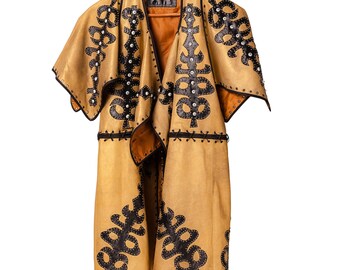 Gilet da donna in pelle di pecora fatto a mano con maniche, ornamenti, pietre, occhielli e allacciatura – Edizione limitata unica