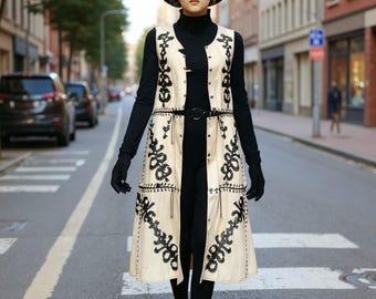 Gilet da donna in vera pelle – Design unico fatto a mano con ornamenti e dettagli in metallo alla moda