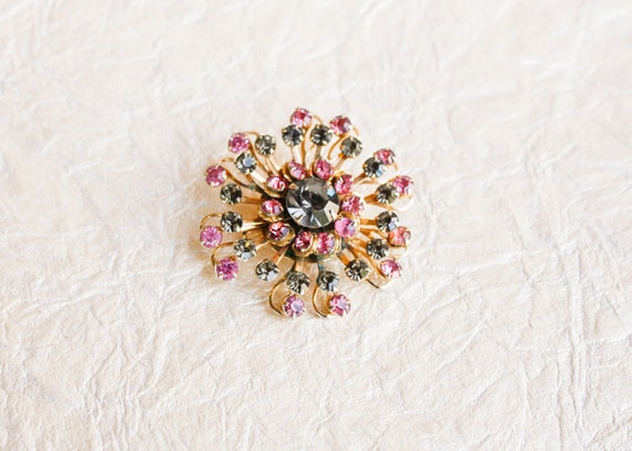 Vintage Pink & Gray Flower Brooch - 1950s 3D Rhin… - image 1