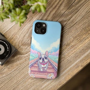Uroczy futerał na telefon z buldogiem francuskim – kreskówkowy pies na torach kolejowych, pastelowy kwiatowy wzór nieba, miękka ochronna osłona dla miłośników psów