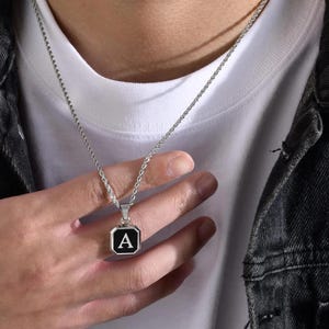 Collar con inicial cuadrada negra para hombre y mujer: colgante con letras de la A a la Z, cadena de acero inoxidable, collar con alfabeto moderno de 15 mm, ideal para regalar.
