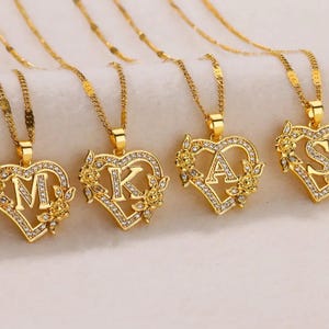 Colar com letra e coração em forma de flor de zircônia – Corrente de ouro em aço inoxidável para mulheres – Pingente romântico com inicial