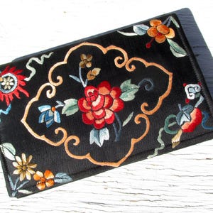 Pochette vintage in seta ricamata con motivo floreale asiatico, circa anni '60