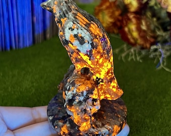 Yooperlite Rabe auf Schädeln Figur, UV-aktiver fluoreszierender Kristall