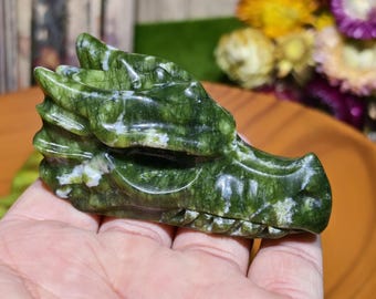 Handgefertigte grüne Jade Dragon Skull Figur, Crystal Carving