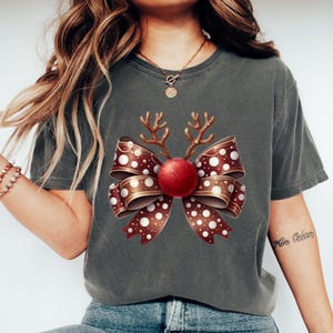 Camisa navideña Comfort Colors®, Camisa de reno, Camisa con lazo coqueto, Camisa retro navideña, Camisa de reno navideño, Regalo de Navidad, Camisa coqueta