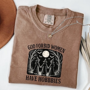 Comfort Colors® Gud förbjuda kvinnor att ha hobbyer, rolig häxfeministisk skjorta, sarkastisk coven-tröja, kuslig säsongsgotisk, häxa-Halloween-gåva