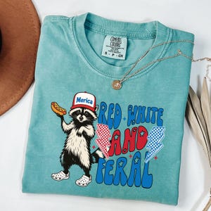 Comfort Colors® Rot, weiß und wild, lustiges USA-Shirt, lustiges Waschbär-Shirt, 4. Juli-Shirt, wildes Shirt, Hotdog-Waschbär, Merica-Shirt