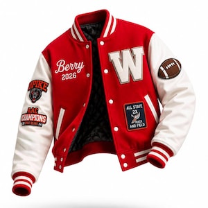 Könnte beinhalten: Eine rot-weiße Collegejacke mit einem großen weißen Buchstaben W auf der Brust, dem Schriftzug Berry 2026 und einem Football-Aufnäher. Die Ärmel sind weiß mit gestreiften Bündchen. Aufnäher zeigen einen Bärenkopf sowie den Text AAC Champions.